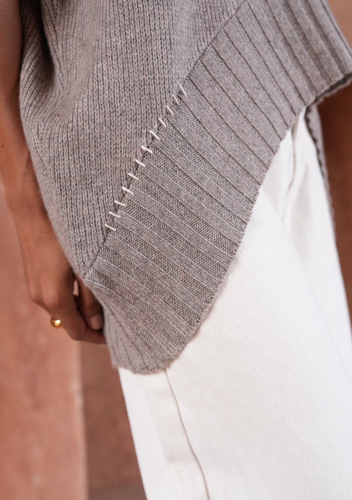 ELM CASHMERE SLEEVLESS SWEATER